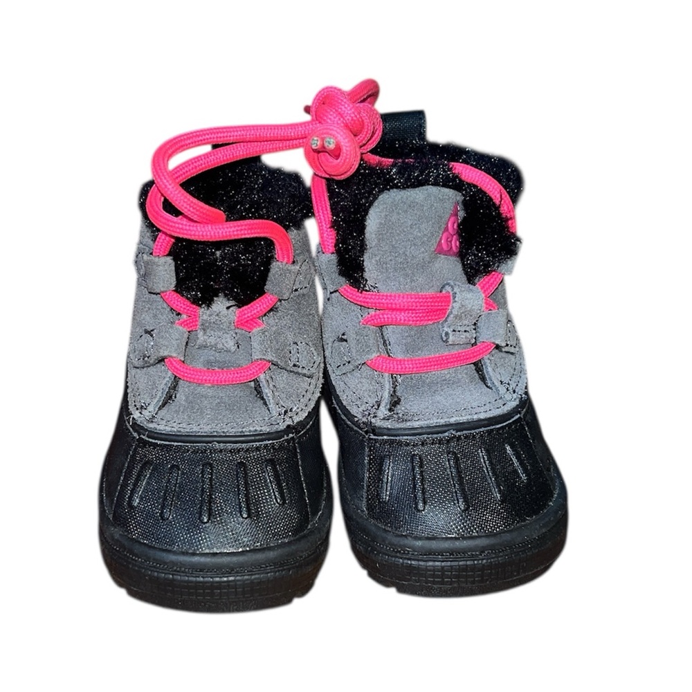 NWOT baby 2C Nike Woodside 2 High ACG chukka boots sneakers black and pink girls